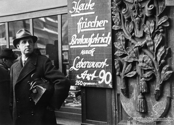 Reklame für Leberwurstersatz an einem Leipziger Laden (1948)